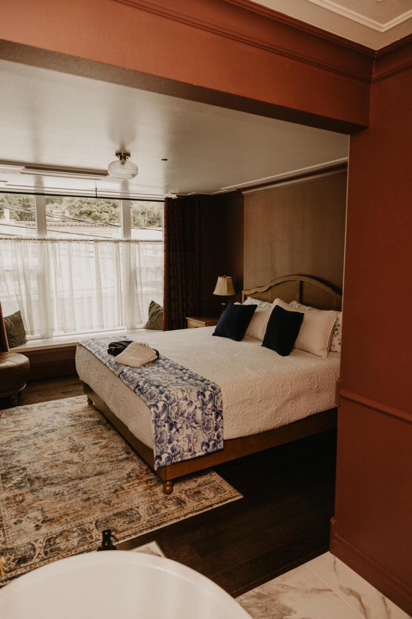 The Brooks Restaurant And Lounge 2*